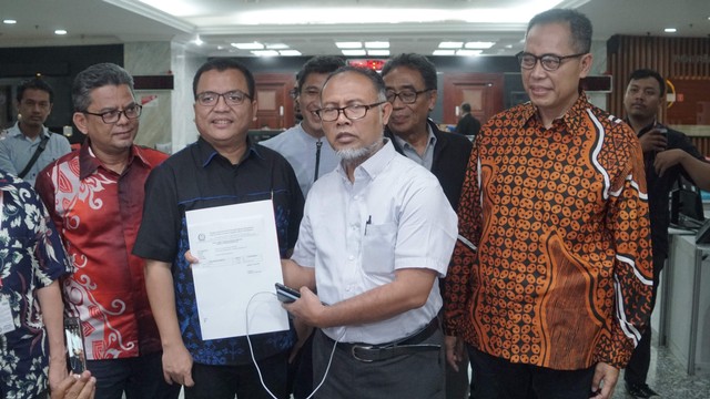 Ketua tim kuasa hukum Prabowo-Sandi, Bambang Widjojanto (kedua dari kanan) bersama tim usai menyerahkan perbaikan permohonan sengketa hasil pilpres. Foto: Helmi Afandi Abdullah/kumparan