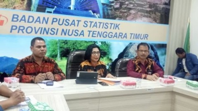Kepala BPS Provinsi NTT, Maritje Pattiwaellapia (tengah) saat memaparkan perkembangan Indeks Harga Konsumen (IHK) NTT pada April 2019 lalu.