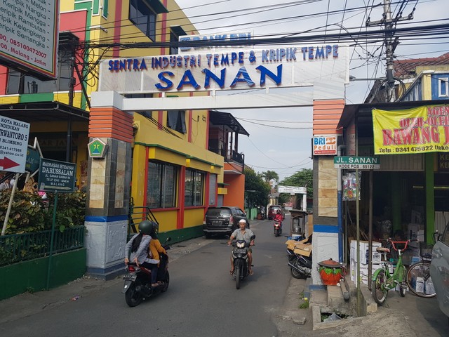 Pintu gerbang menuju Kampung Tempe, Sanan, Kota Malang. (foto: Irham thoriq/tugu malang).