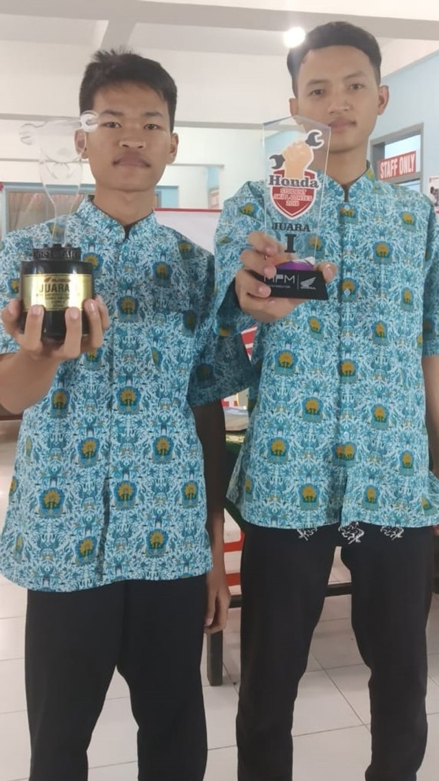  Muhammad Asrofi (kiri), siswa SMK Muhammadiyah 1 Kepanjen, Kabupaten Malang.