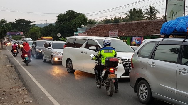 Antrean kendaraan di ruas Linggapura, Tonjong, Brebes, Minggu (10/6). (Foto: Irsyam Faiz)