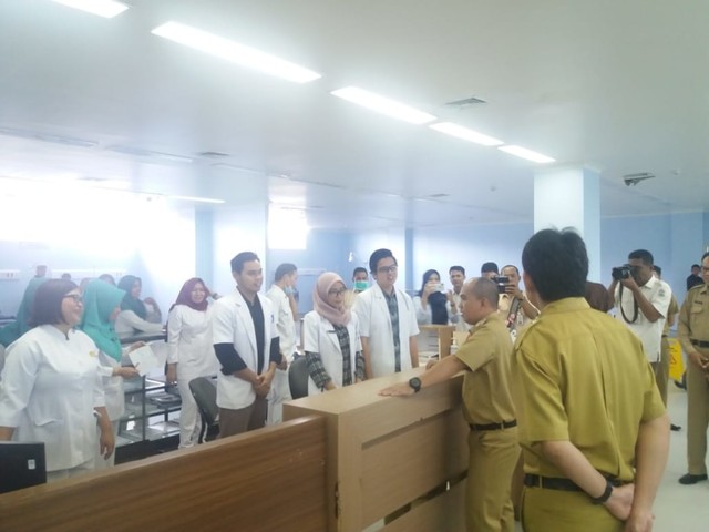 Walikota Pangkalpinang Maulan Aklil saat berdialog dengan Dokter yang bertugas di RSUD Depati Hamzah. (Rc/Babelhits)