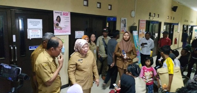 Bupati Kobar Hj Nurhidayah menyapa pasien di RSUD Sultan Imanuddin Pangkalan Bun. (Foto: Joko Hardyono)