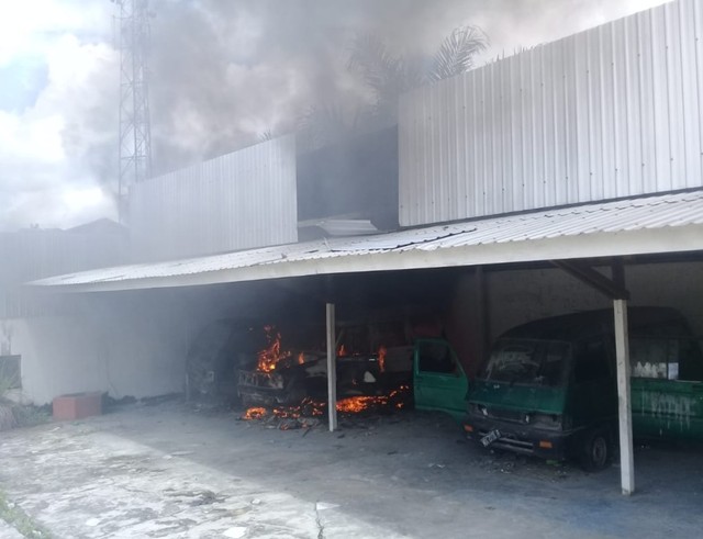 Dua unit mobil eks Showroom, Kelurahan Baru Pangkalan Bun hangus terbakar. (Foto: Joko Hardyono)