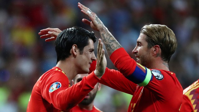 Alvaro Morata merayakan golnya bersama Sergio Ramos. Foto: REUTERS/Sergio Perez