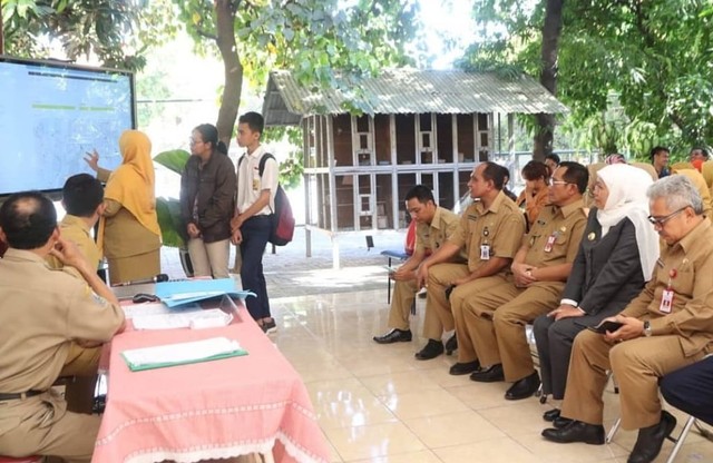 Suasana sidak Gubernur Jawa Timur, Khofifah Indar Parawansa, di SMAN 15 Surabaya. 