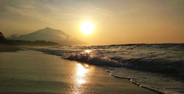 Suasana Pagi hari di Pantai Pasir Putih Mingar. Foto: Melki Delos Bakan