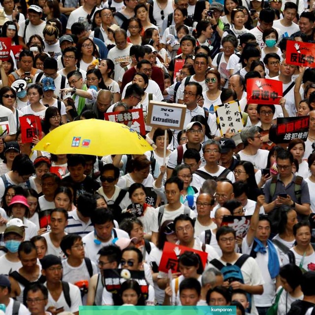 Para demonstran berunjuk rasa menentang RUU ekstradisi, di Hong Kong, Minggu (9/6). Foto: REUTERS/Tyrone Siu