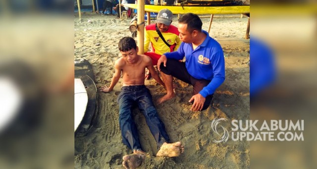 Salah seorang wisatawan yang sempat terseret ombak di Pantai Citepus Palabuhanratu, Kabupaten Sukabumi usai diselamatkan petugas pengamanan pantai, Senin (10/6/2019). | Sumber Foto:Nandi