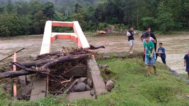 Jembatan gantung yang menghubungkan dua desa di Polewali Mandar ambruk akibat luapan air sungai yang deras. Foto: Dok. Istimewa