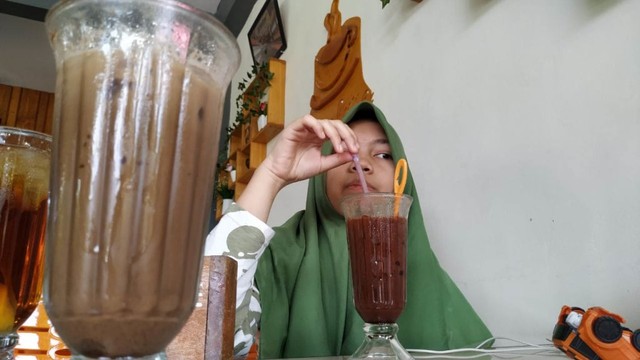Minuman cokelar di Kedai Socolatte, Pidie Jaya, Aceh. Foto: Adi Warsidi/acehkini