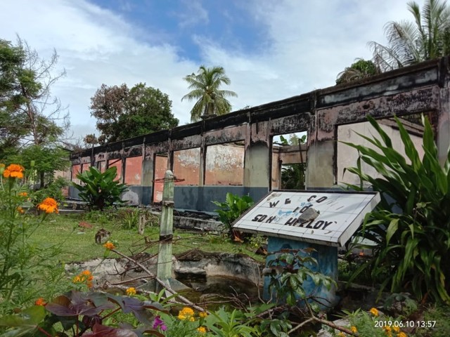 Salah satu bangunan SD di Desa Hualoy yang terbakar pada konflik Februari 2019. Dok : Sadam Tubaka