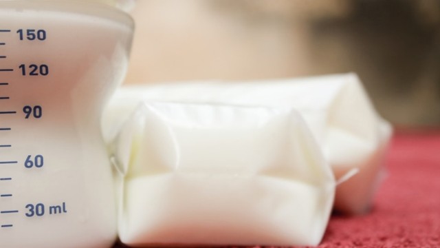 Lebih Baik Mana: Bayi Diberi ASI Perah dengan Sendok atau Botol Dot? (76718)