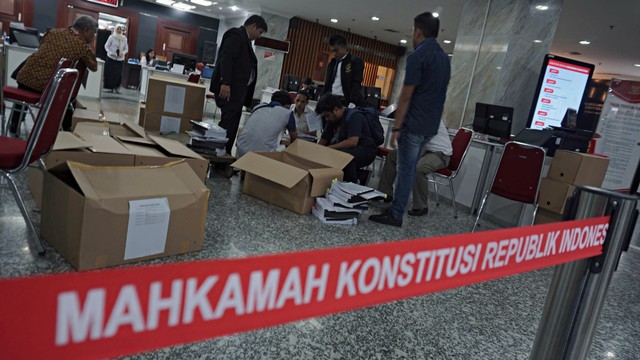 Suasana saat pemeriksaan  berkas-berkas dan dokumen dugaan sengketa Perselisihan Hasil Pemilihan Umum (PHPU) 2019 di Gedung Mahkamah Konstitusi (MK) di Medan Merdeka Barat, Jakarta. Foto: Helmi Afandi Abdullah/kumparan