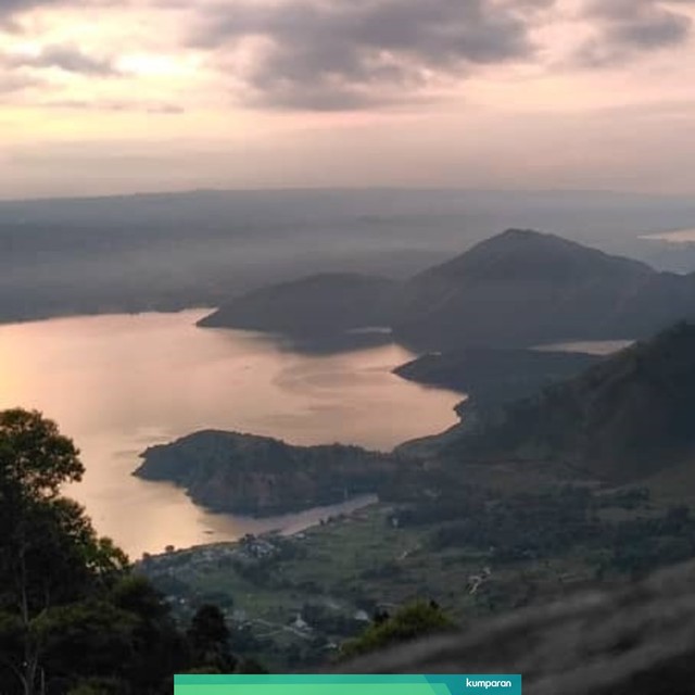 Pemadangan Danau Toba dari Menara Tele saat pagi hari. Foto: Rahmat Utomo/kumparan