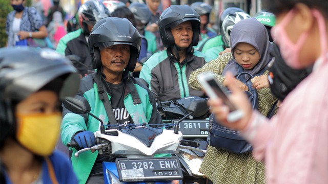 Sejumlah pengemudi ojek daring (online) menunggu penumpang. Foto: ANTARA FOTO/Yulius Satria Wijaya