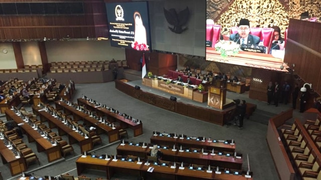 Sebelum rapat paripurna dimulai, DPR mengheningkan cipta atas meninggalnya mantan Ibu Negara Ani Yudhoyono. Foto: Rafyq Panjaitan/kumparan