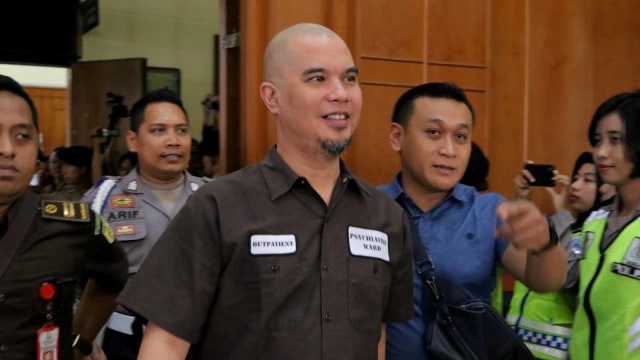 Terdakwa kasus dugaan pencemaran nama baik Ahmad Dhani Prasetyo usai mengikuti sidang di Pengadilan Negeri Surabaya, Jawa Timur, Selasa (11/6). Foto: ANTARA FOTO/Didik Suhartono