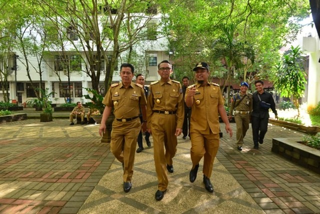 Gubernur Sulsel Nurdin Abdullah (tengah) usai berpidato menyampaikan ada penghianat di Kantor Pemprov Sulsel (Makassar Indeks).
