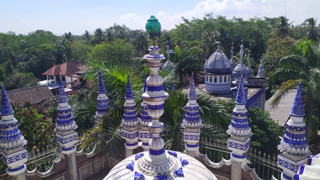 Menara Masjid di Pondok Pesantren bernama Salafiyah Bihaaru Bahri 'Asali Fadlaailir Rahmah, di Turen, Kabupaten Malang yang menjulang tinggi. (foto: Gigih Mazda/Tugu Malang). 