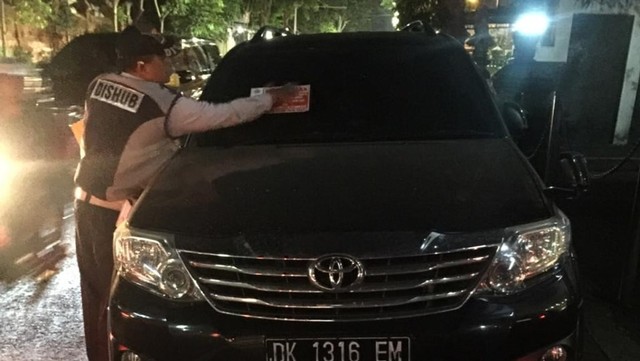 Parkir Sembarangan, Dishub Denpasar Langsung Pasang Stiker Pelanggaran