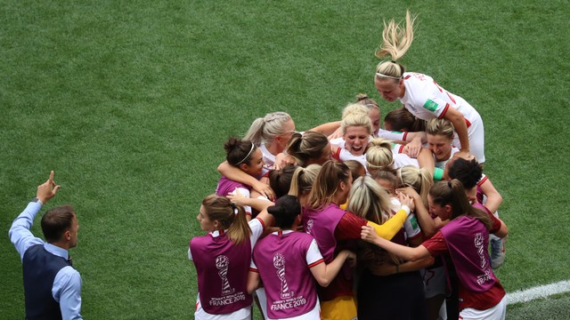 Timnas Inggris merayakan gol di laga melawan Timnas Skotlandia di Piala Dunia Wanita 2019. Foto: Valery HACHE / AFP