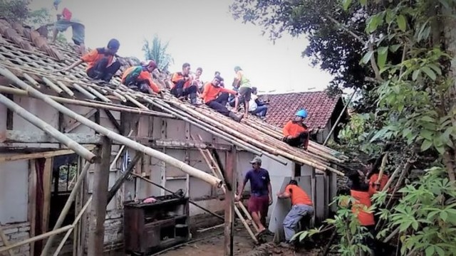  Petugas Badan Penanggunglangan Bencana Daerah (BPBD) Kota Malang saat melakukan kerja bakti. (foto dokumen). 