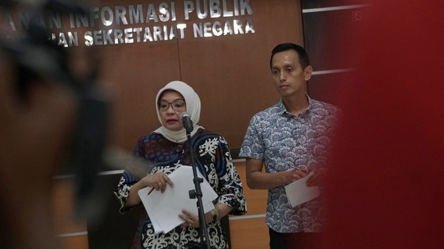 Anggota Pansel Diani Sadia (kiri) dan Al Araf (kanan) saat konferensi pers di Kementerian Sekretariat Negara, Jakarta, Selasa (11/6). Foto: Fanny Kusumawardhani/kumparan