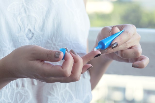 Ilustrasi menggunakan eye cream, krim mata Foto: Shutterstock