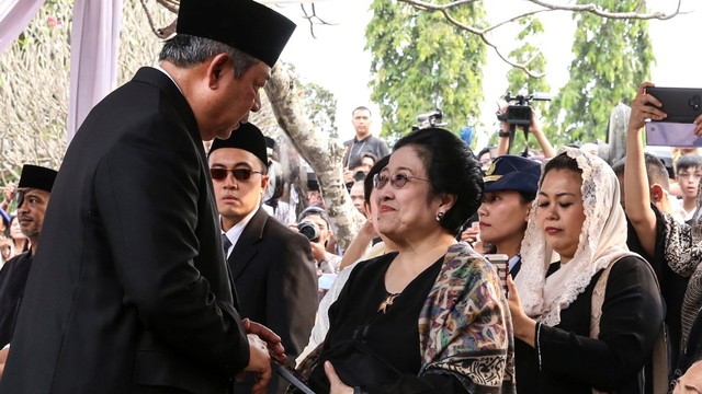 Hasto Kristiyanto: Mau Gabung Koalisi Jokowi Harus Kerja Keras (170117)