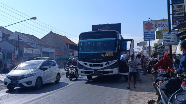 Sebuah bus yang membawa warga Brebes ke Jakarta. (Foto: Fajar Eko Nugroho)