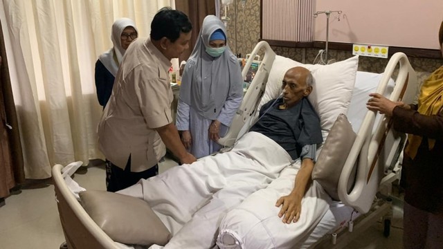 Prabowo Subianto jenguk jenderal George Toisutta