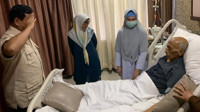 Calon Presiden nomor urut 02, Prabowo Subianto jenguk jenderal George Toisutta yang terbaring sakit. Foto: Dok. Istimewa