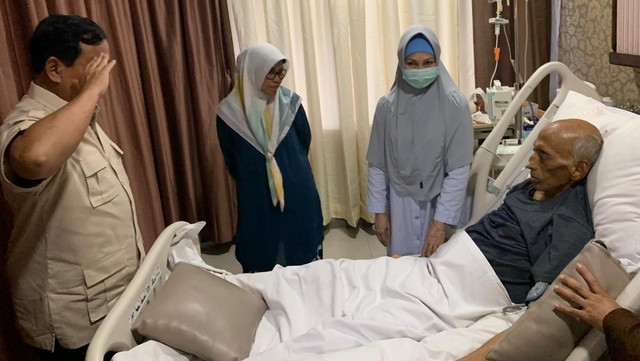 Prabowo Subianto jenguk jenderal George Toisutta