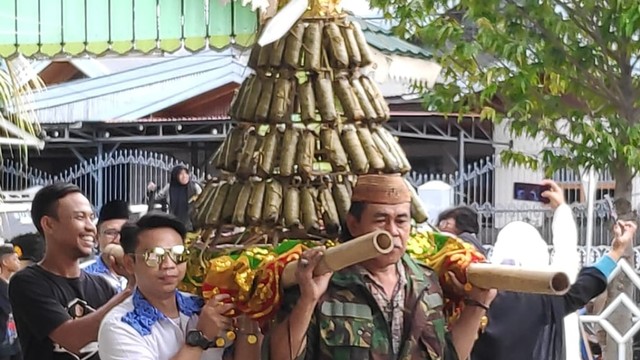 Belasan warga saat mengarak keliling Mandura di acara peringatan Lebaran Mandura di Kota Palu, Selasa (11/6). Foto: Ikram/Palu Poso