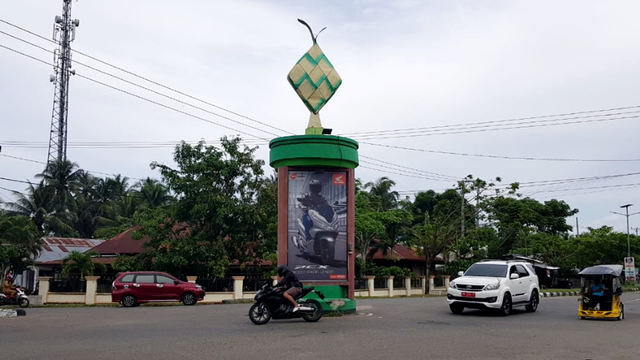 Tugu Ketupat yang berada di Simpang Empat Jalan Trans Sulawesi, menjadi simbol perayaan tradisi ketupat di Gorontalo. Selasa, (11/6). Foto : Burdu/banthayoid