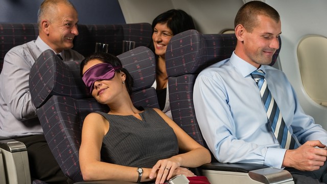 Penumpang di bangku aisle tertidur di pesawat Foto: Shutter Stock