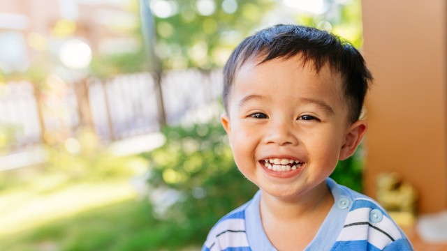 Berbicara sendiri merupakan bagian dari perkembangan anak. Foto: shutterstock