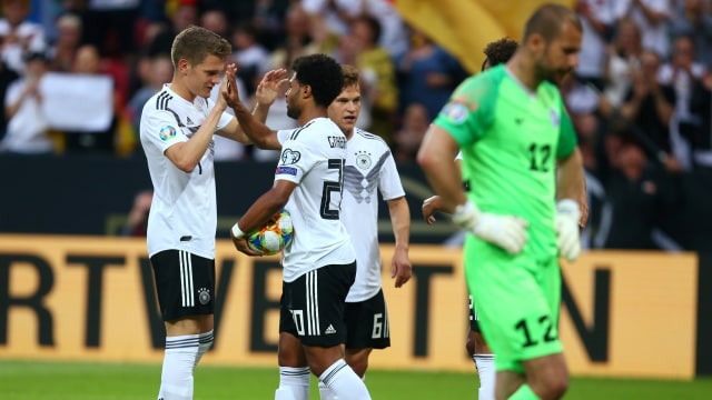Para pemain Jerman merayakan gol yang dicetak Gnabry ke gawang Estonia. Foto: REUTERS/Ralph Orlowski