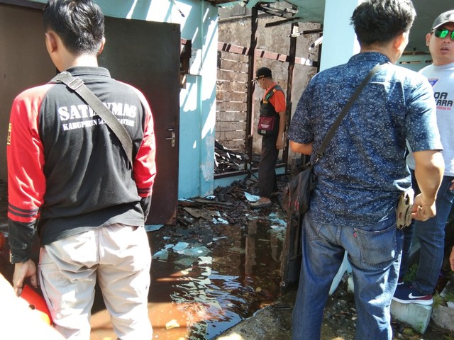 Foto rumah yang terbakar di Perumahan Dosen RT 07 RW 13 Desa Baturan, Kecamatan Colomadu, Karanganyar, pada Selasa (11/6/2019). (Tara Wahyu N.V.)