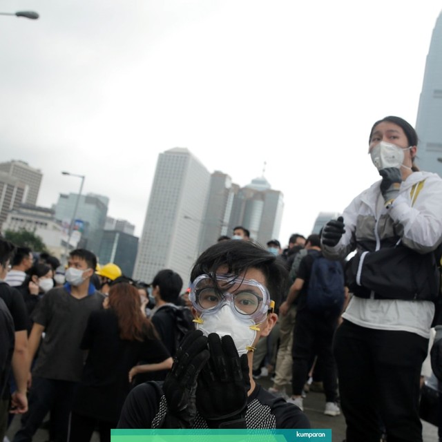 Massa aksi menggunakan topeng saat protes menolak RUU Ekstradisi di Hong Kong (12/6). Foto: Reuters
