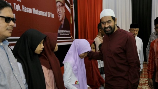 Muzakir Manaf memberikan santunan kepada anak yatim