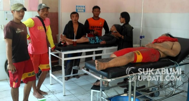Korban dan Petugas Balawista saat berada di ruang perawatan Puskesmas Cisolok, Kabupaten Sukabumi, Selasa (11/6/2019). | Sumber Foto:Nandi