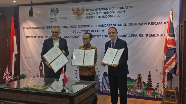 Pemerintah RI-Inggris di Kemenko Perekonomian melakukan penandatanganan dokumen kerjasama di Kantor Kemenko Perekonomian, Jakarta Pusat, Rabu (12/6). Foto: Abdul Latif/kumparan