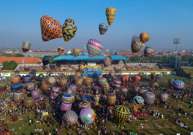 Sejumlah peserta mengikuti Java Traditional Balloon Festival Pekalongan 2019 di Stadion Hoegeng, Pekalongan, Jawa Tengah, Rabu (12/6/2019). Foto: ANTARA FOTO/Harviyan Perdana Putra