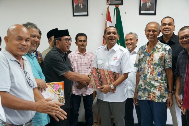Muhammad Mada (baju putih) menerima pendaftaran calon Ketua Kadin Aceh, Makmur Budiman di kantornya, Banda Aceh. Dok. Kadin Aceh