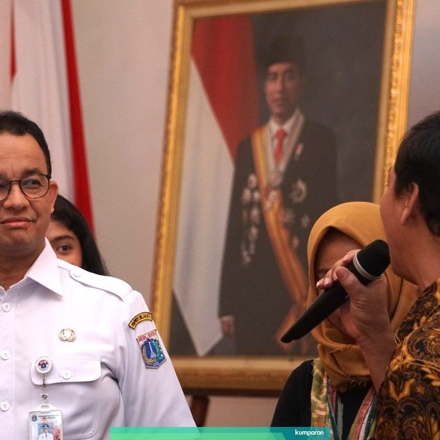 Gubernur DKI Jakarta Anies Baswedan berbincang dengan perwakilan peserta mudik gratis. Foto: Nugroho Sejati/kumparan