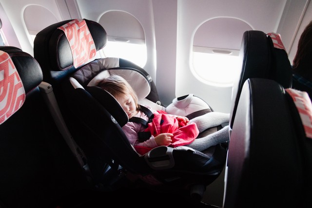Amankah Memangku Anak Kecil Selama Penerbangan Menggunakan Pesawat? (499593)