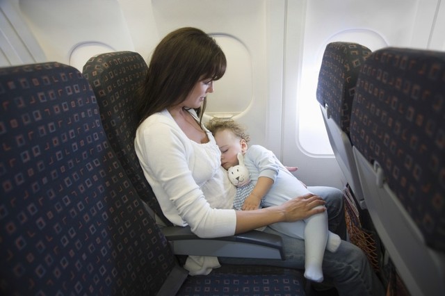Ilustrasi bepergian dengan bayi naik pesawat. Foto: Shutter Stock