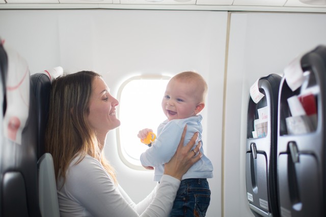 Amankah Memangku Anak Kecil Selama Penerbangan Menggunakan Pesawat? (499590)